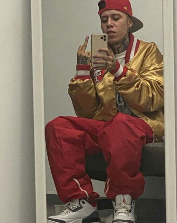 El rapero creó su marca de ropa para que sus seguidores puedan vestirse como él (Foto: Santa Fe Klan / Instagram)