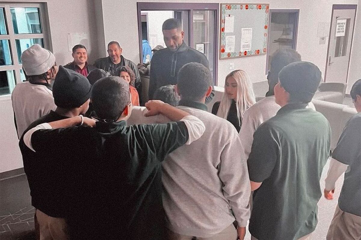 Kim Kardashian pasó un tiempo con Tristan Thompson antes del Día de Acción de Gracias durante una visita a jóvenes encarcelados. (Ig: @kimkardashian)