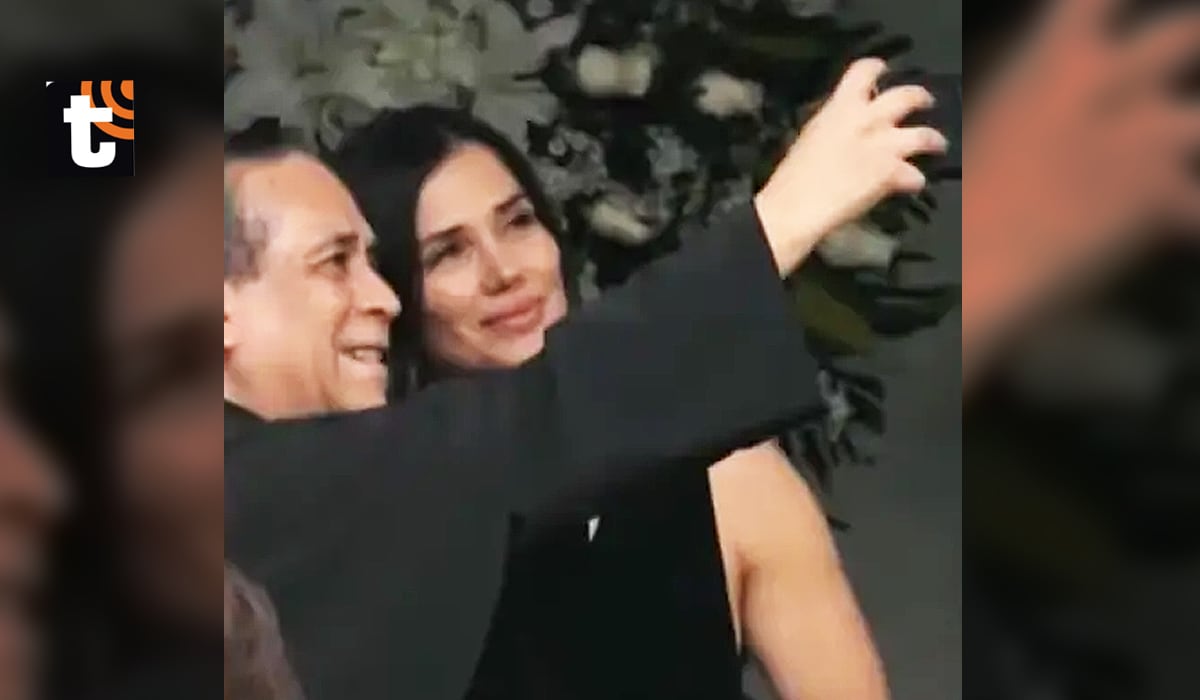 El momento en el que el presunto cura le pide una selfie a Maju Mantilla.