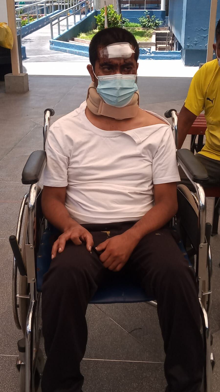 El joven administrador Joseph Simbrón Alcarráz (32) defendió a su perrito 'toto' de la golpiza de un trabajador (venezolano) de limpieza pública y fue salvajemente atacado a patadas por este sujeto y sus compatriotas, que laboran para el municipio de San Juan de Lurigancho. (foto: Mónica Rochabrum)