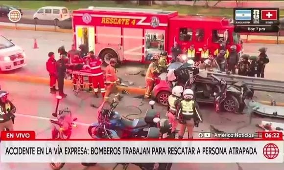 Rescatan a pareja atrapada tras aparatoso accidente en la Vía Expresa a la altura del puente Canadá. Foto: América
