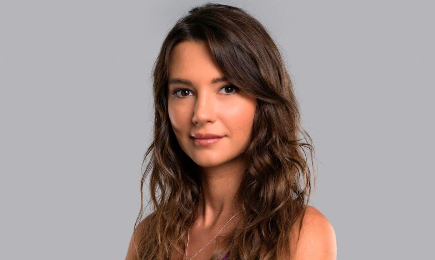 Candan es una veterinaria y se convertirá en la imagen materna de Oyku ( Foto: Telemundo)