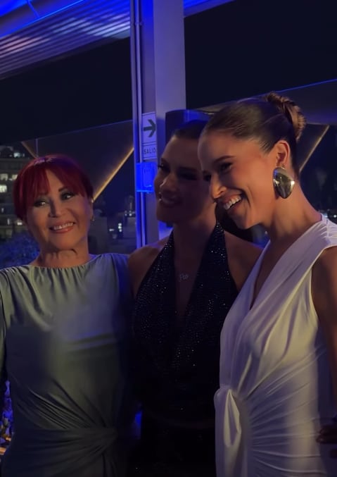 Exconductora se luce con su hermana y su madre.