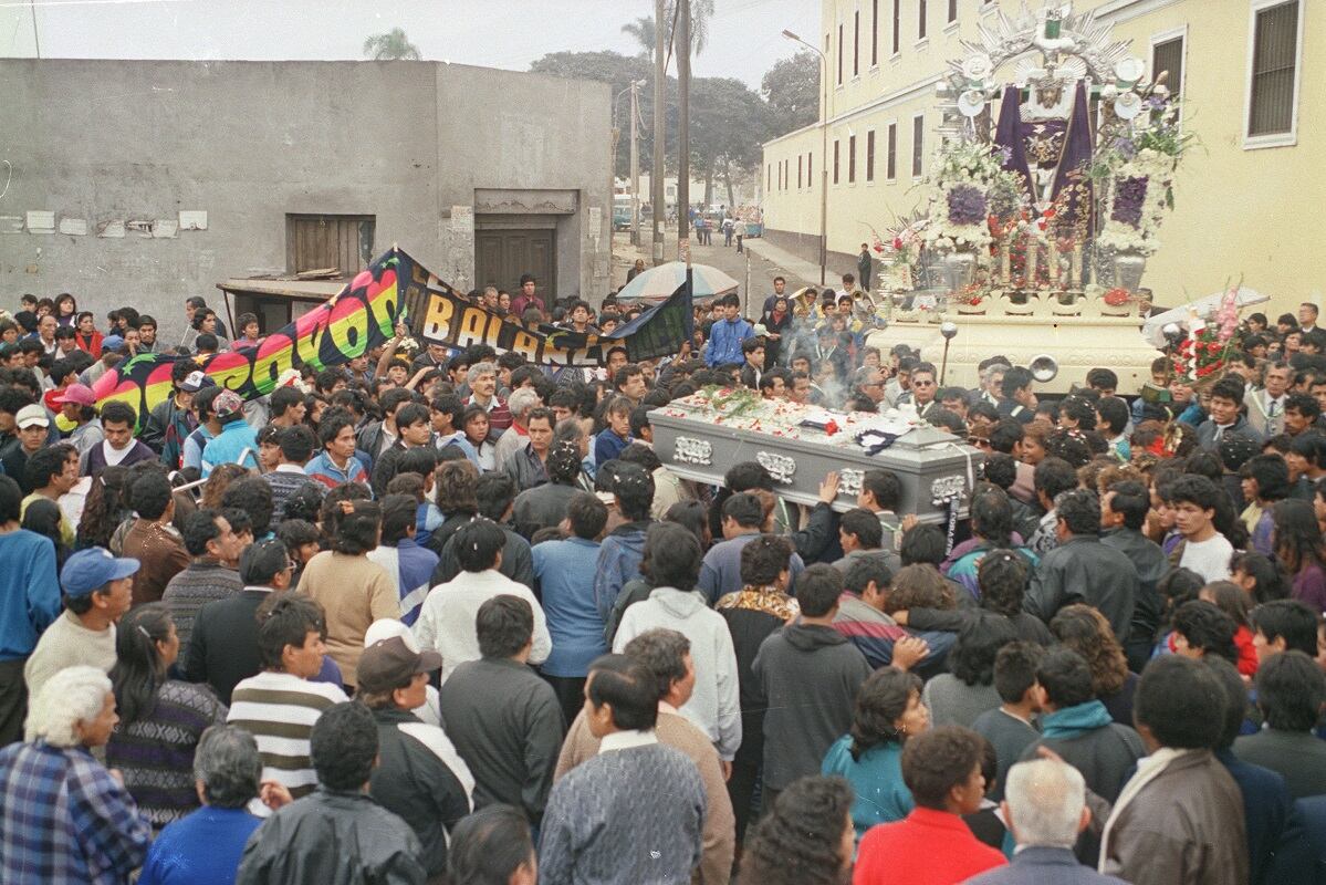 El ataúd de Lorenzo Palacios "Chacalón", es acompañado por sus familiares y seguidores en su camino al cementerio El Ángel. (Foto GEC Archivo Histórico)