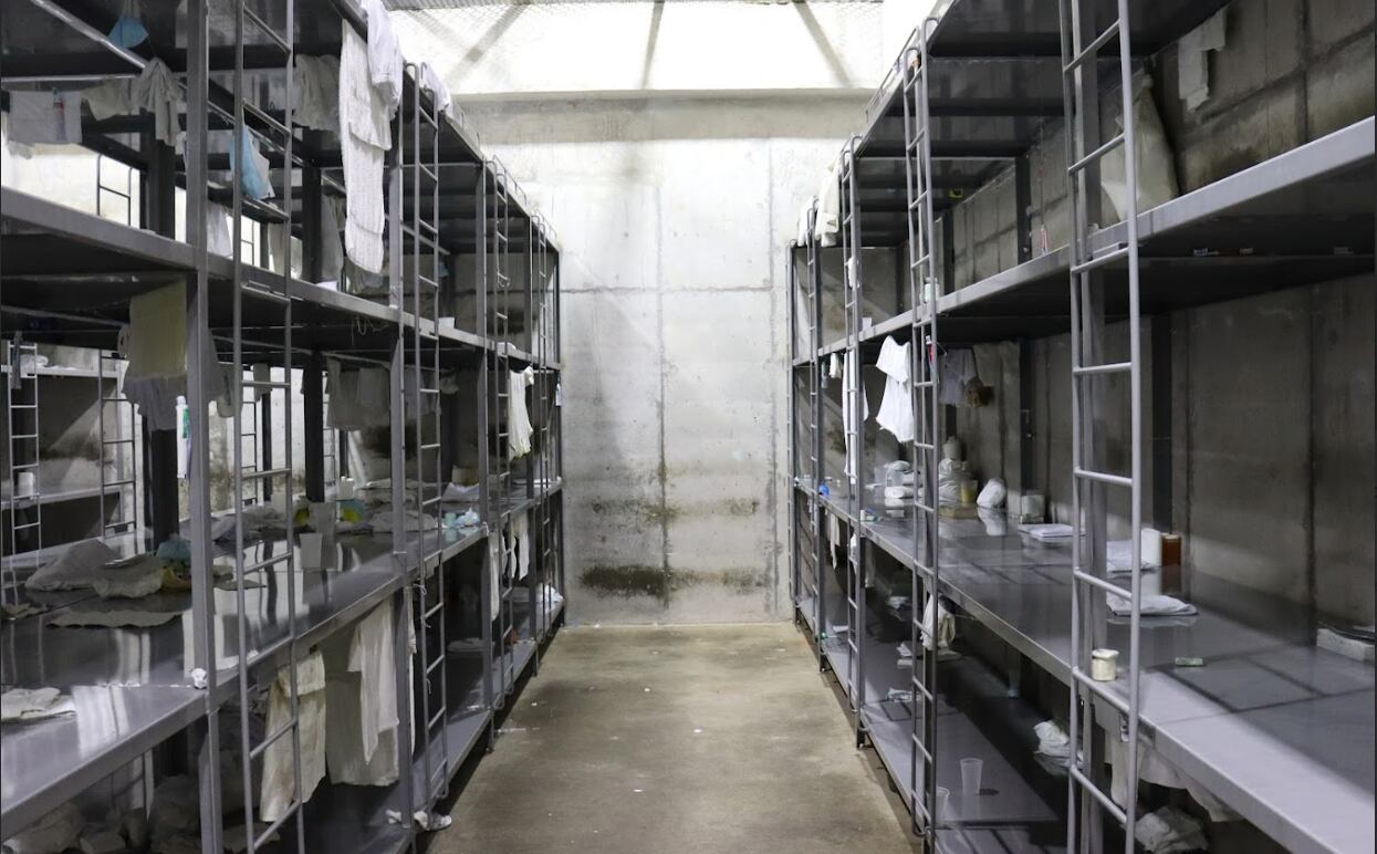 Así lucen desde adentro las celdas de la megacárcel de Bukele; tienen 80 catres en cuatro alturas, metálicos y sin colchonetas ni ropa de cama.
