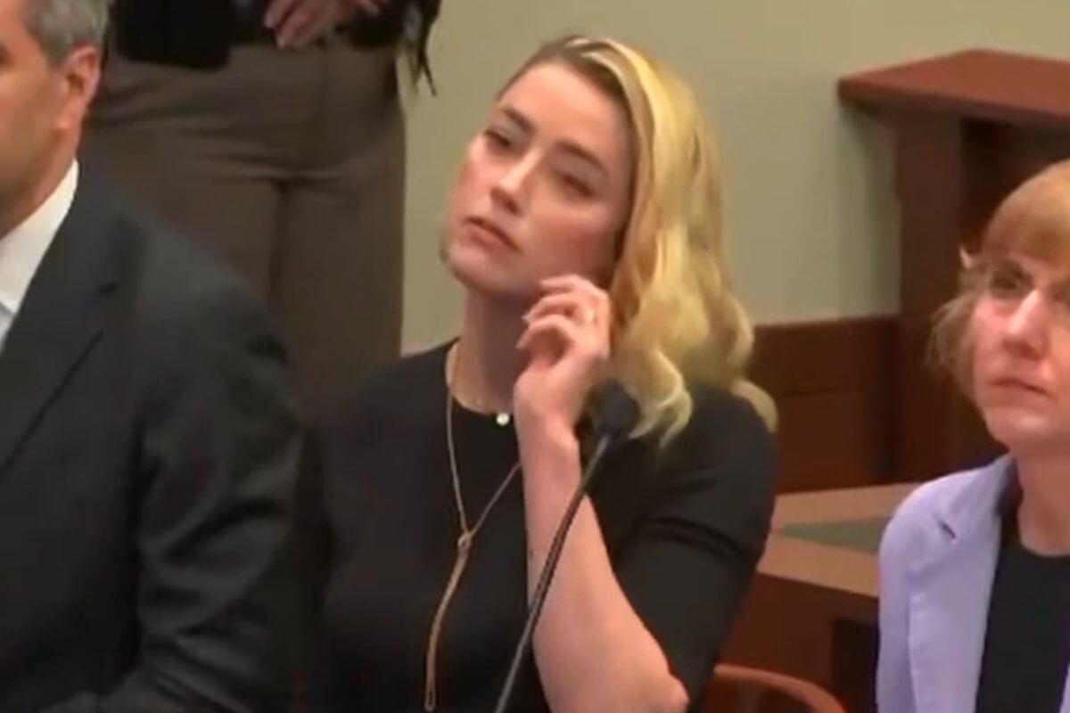 Amber Heard se mostraba nerviosa durante la lectura del veredicto en el juicio ante Johnny Depp (Foto: Captura de pantalla/YouTube)