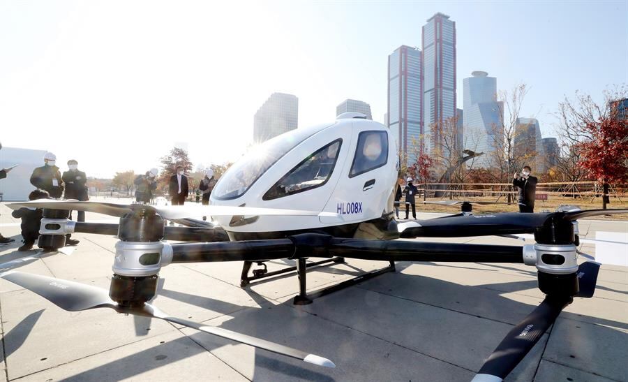 Este es el dron taxista EH216 fabricado por la empresa china de taxis aéreos sin piloto Ehang. (Foto: EFE)