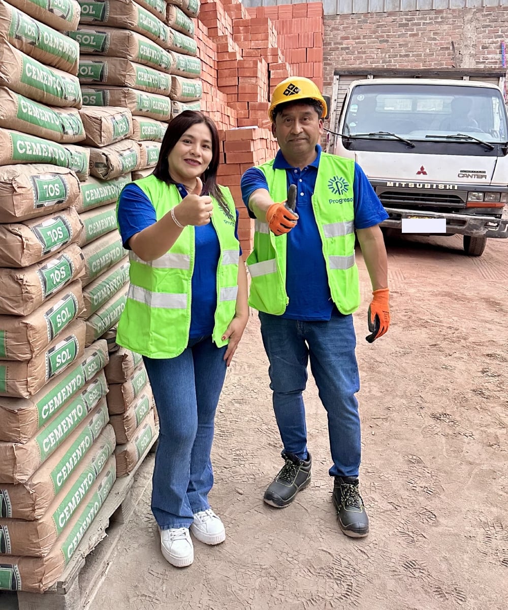Conoce la historia de esta pareja que lleva más de 25 años trabajando juntos en su ferretería y cómo la confianza de sus clientes los convirtió en referentes de la construcción. Foto: Estefany Valladares.