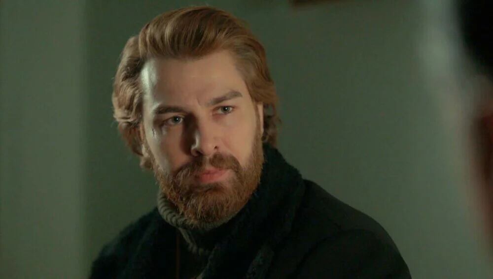 Fikret demuestra su inocencia frente al fiscal en telenovela turca "Tierra amarga" (Foto: Tims & B Productions)