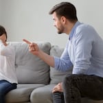 Mi hijo se metió en problemas: ¿cómo debo reaccionar?