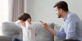 Un hijo puede equivocarse, pero la reacción de sus padres será clave para enseñarle a hacerse responsable de sus actos. Foto: Istock.
