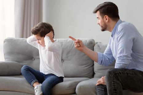 Mi hijo se metió en problemas: ¿cómo debo reaccionar?