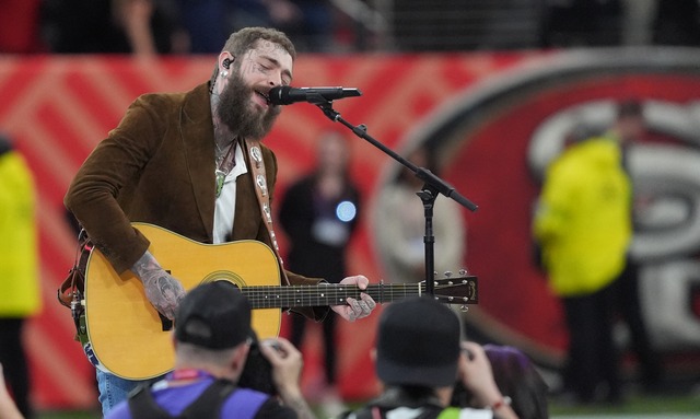 Cantante Post Malone canta "America the Beautiful" en la previa del Super Bowl LVIII entre Kansas City Chiefs y San Francisco 49ers en el Allegiant Stadium de Las Vegas, Nevada. (Photo by TIMOTHY A. CLARY / AFP)