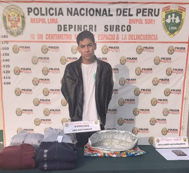 Detectives de Depincri Surco atraparon a 'La Tía Fashion' y 'Chamito', con productos robados. (foto: Mónica Rochabrum/trome)