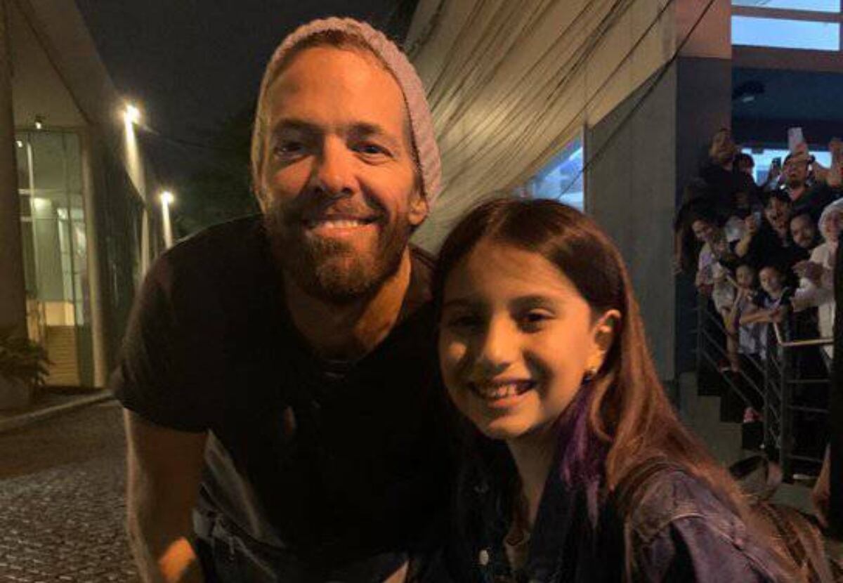 Taylor Hawkins junto a una fan en Paraguay. (Foto: Twitter).