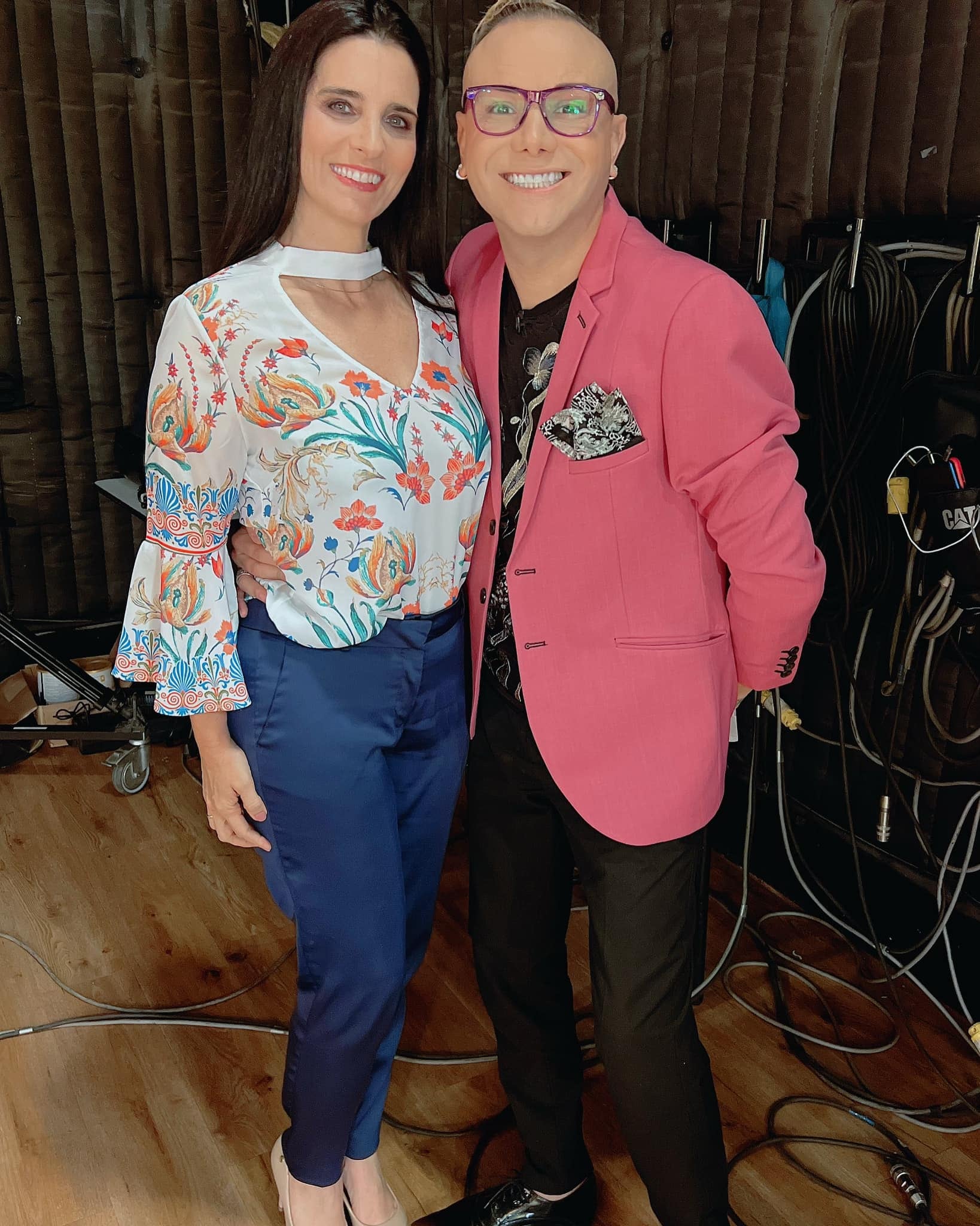 Inició en la televisión junto a Carlos Cacho en el programa 'Mil disculpas'. Foto: Facebook.