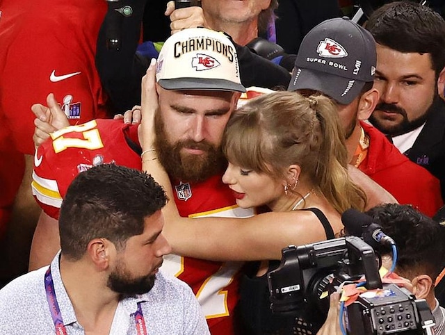 CELEBS | Taylor Swift demostrando su felicidad a Travis Kelce por el campeonato obtenido. (Foto: EFE)