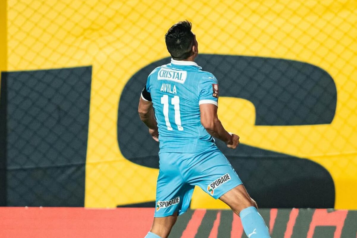 Irven Ávila quiere marcar ante el Ayacucho FC. (@sportingcristal)