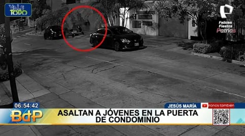 Cámaras captaron el violento asalto. Los despojaron de todo y pusieron denuncia en la comisaría.