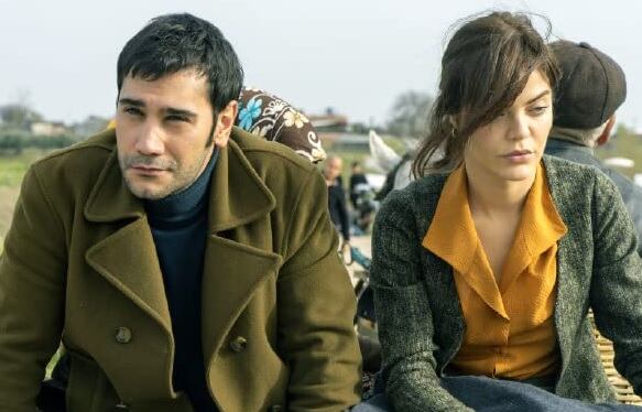 Züleyha y Yılmaz, los protagonistas de la telenovela "Tierra amarga", en el inicio de la serie. (Foto: Tims & B Productions)