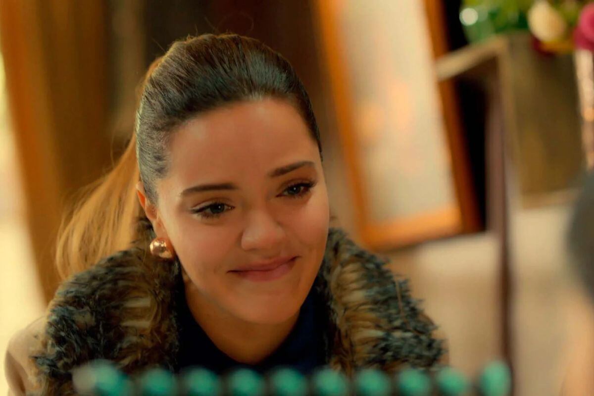 Züleyha sonriendo a la pequeña Üzum en "Tierra amarga" (Foto: Tims & B Productions)