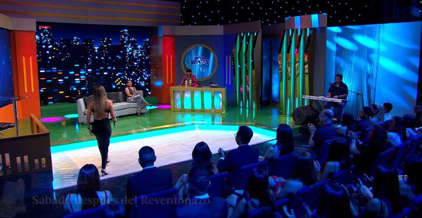 Pamela López ingresando al set de 'Esta Noche' donde se encuentra Marisol.