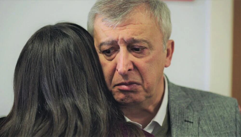 Ceylin se muestra agradecido con Metin en la telenovela turca "Secretos de familia" (Foto: Ay Yapım)