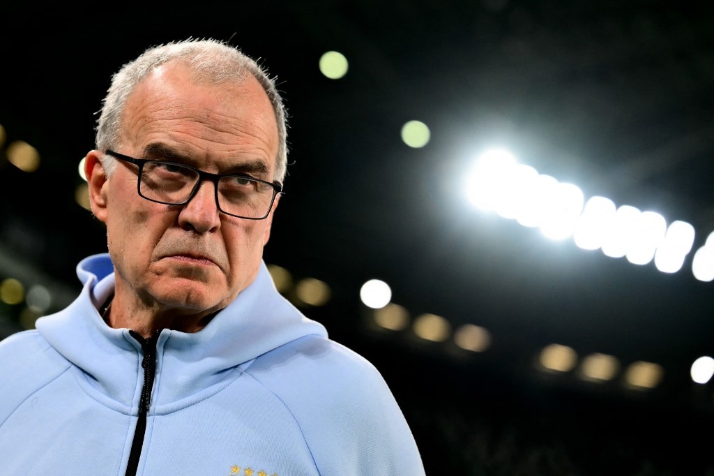 Marcelo Bielsa se reunió con el plantel de Uruguay antes de dejar la concentración del Mundial 2026. (Photo by MARCO BERTORELLO / AFP)