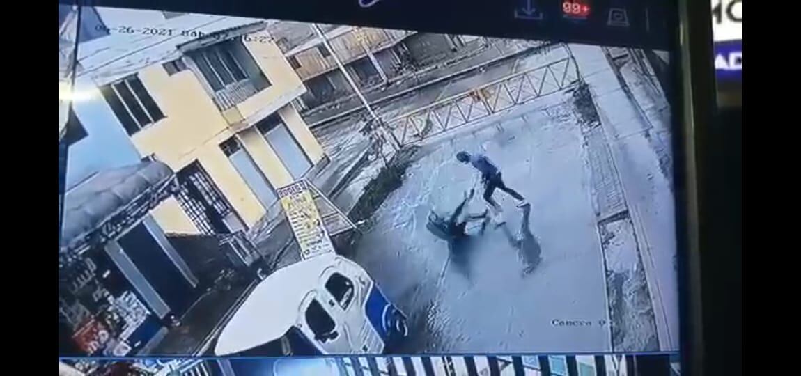 Madre de familia es lanzada de espaldas al piso por un salvaje delincuente. (Paso 3) | Reproducción de vídeo