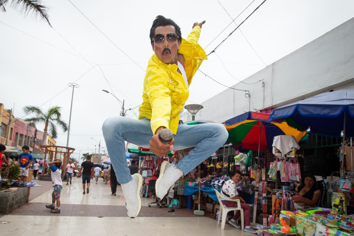 Jhony Milla es acróbata, mimo, actor y tiene una panadería. Foto: Violeta Ayasta.
