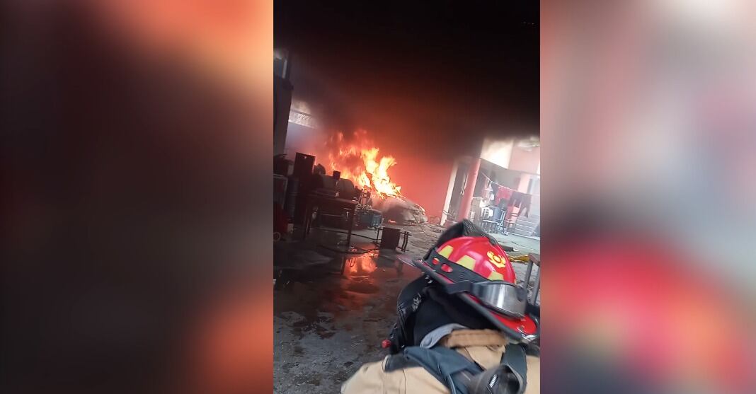 Auto ardió en llamas. | Foto: Difusión