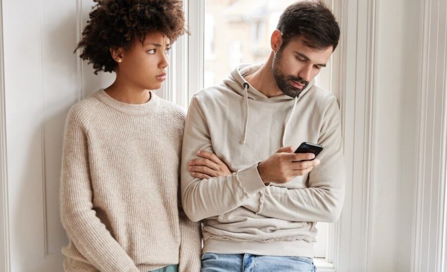 No es nada fácil descubrir una infidelidad, pero aceptarla de manera inteligente la hace menos dolorosa. Foto: Istock.