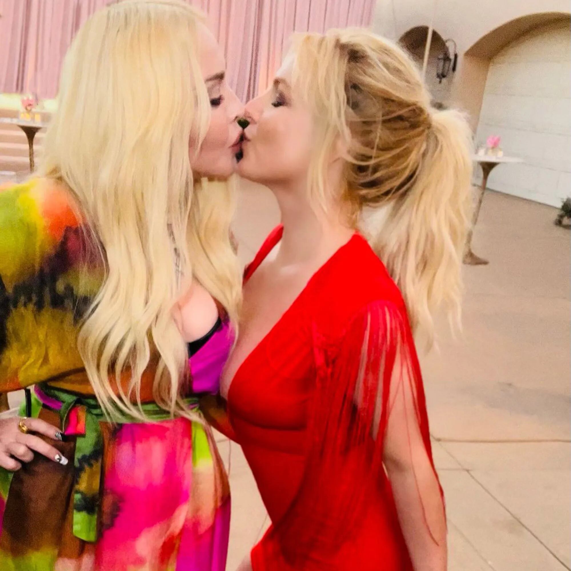 El beso que se dieron Madonna y Brtiney Spears en la boda de la última. (Foto: Difusión)