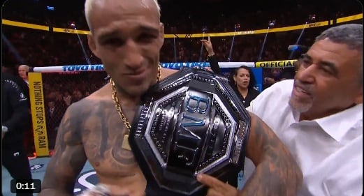 Charles Oliveira dominó a Max Holloway y ganó el título BMF (Paramount+)