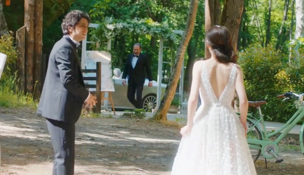 Ali Vefa llega junto al padre de Nazli. (Foto: captura de pantalla / Fox)