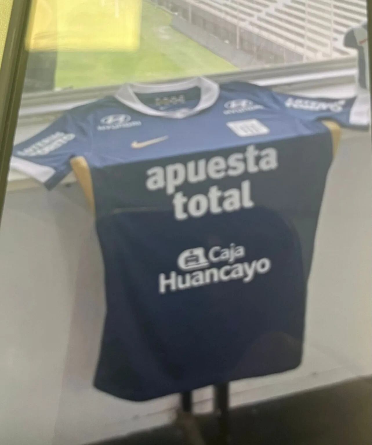 Esta sería la camiseta alterna de Alianza Lima para el 2025. (Foto: X)