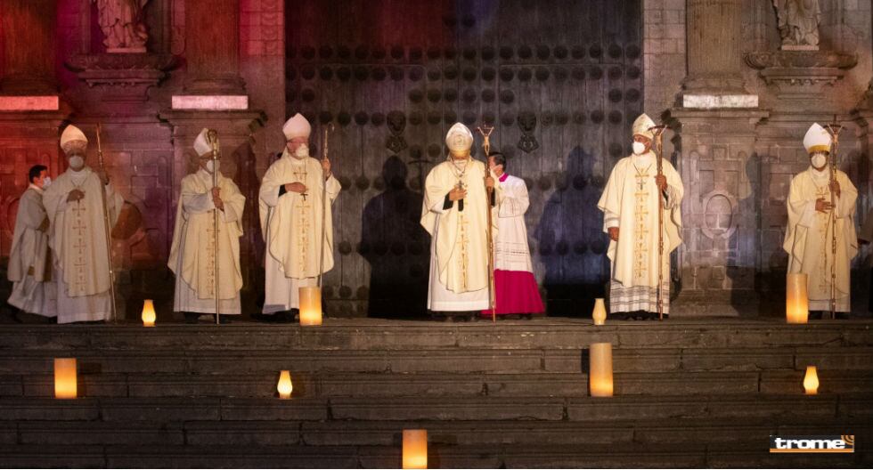 Misa por el Día de Todos los Santos y en memoria de fallecidos por Covid-19, realizada en la Plaza Mayor de Lima por monseñor Carlos Castillo y obispos titulares y auxliares. (Arzobispado de Lima).
