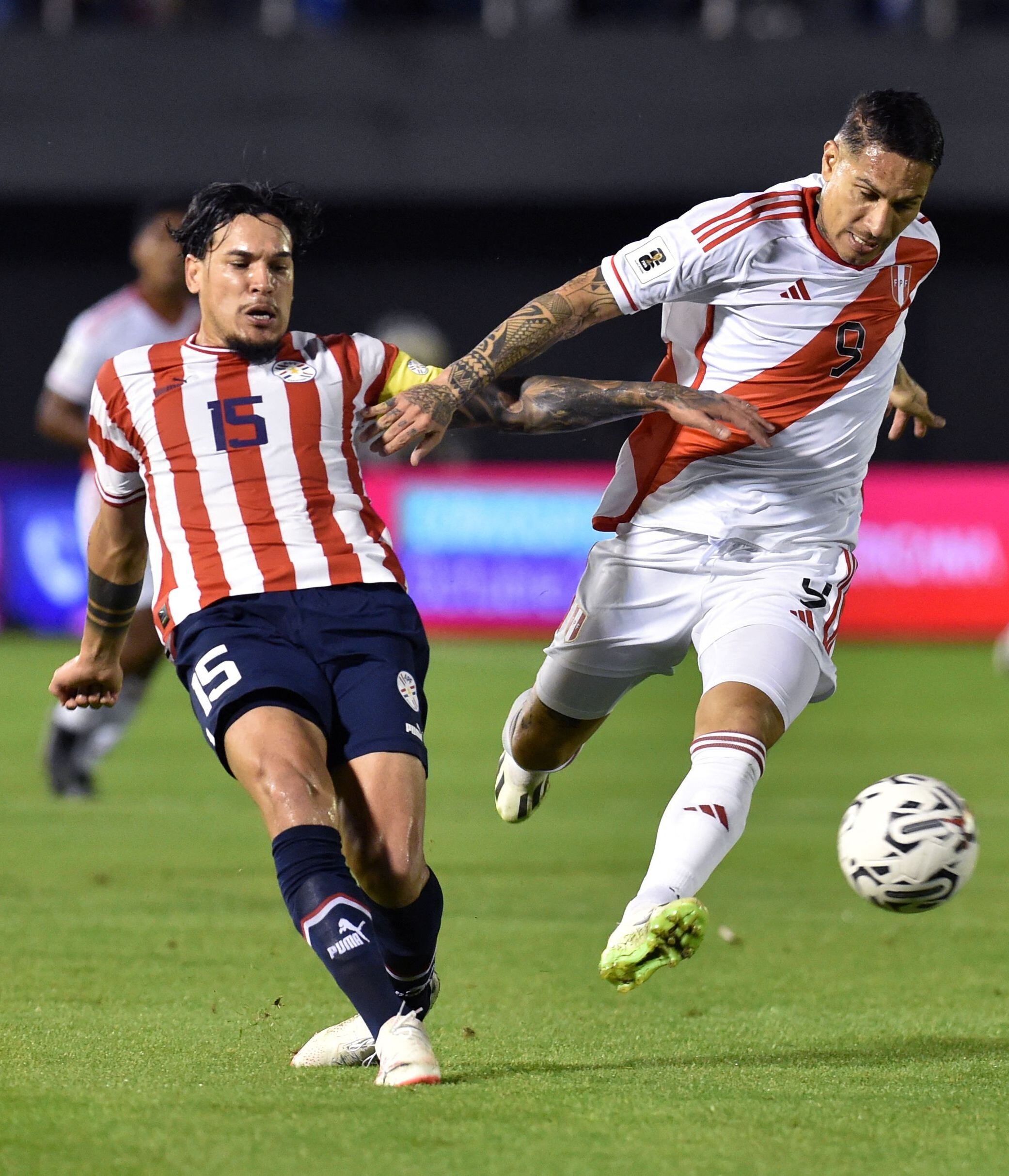 Peru's forward Paolo Guerrero (R) and Paraguay's defender Gustavo Gomez fight for the ball during the 2026 FIFA World Cup South American qualifiers football match between Paraguay and Peru, at the Antonio Aranda stadium in Ciudad del Este, Paraguay, on September 7, 2023. (Photo by NORBERTO DUARTE / AFP)