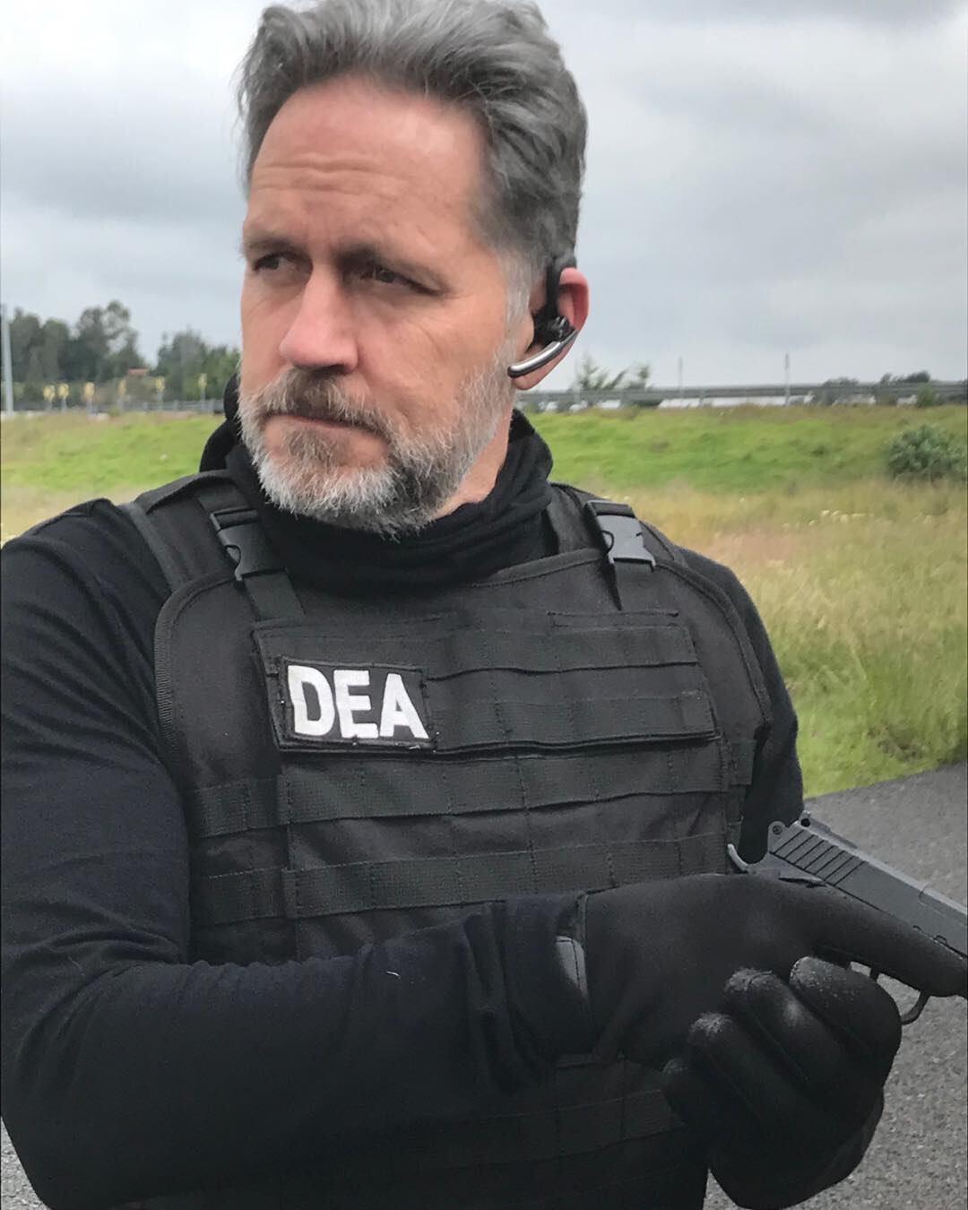 Guy Ecker vestido como un agente de la DEA en el set de grabación en "El señor de los cielos" (Fotos: Guy Ecker / Instagram)