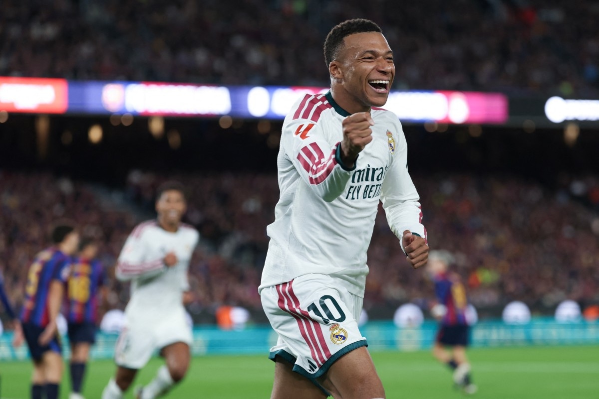 Kylian Mbappé se lució con doblete. (Photo by Lluis GENE / AFP)