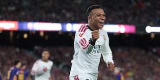 Kylian Mbappé se lució con doblete. (Photo by Lluis GENE / AFP)