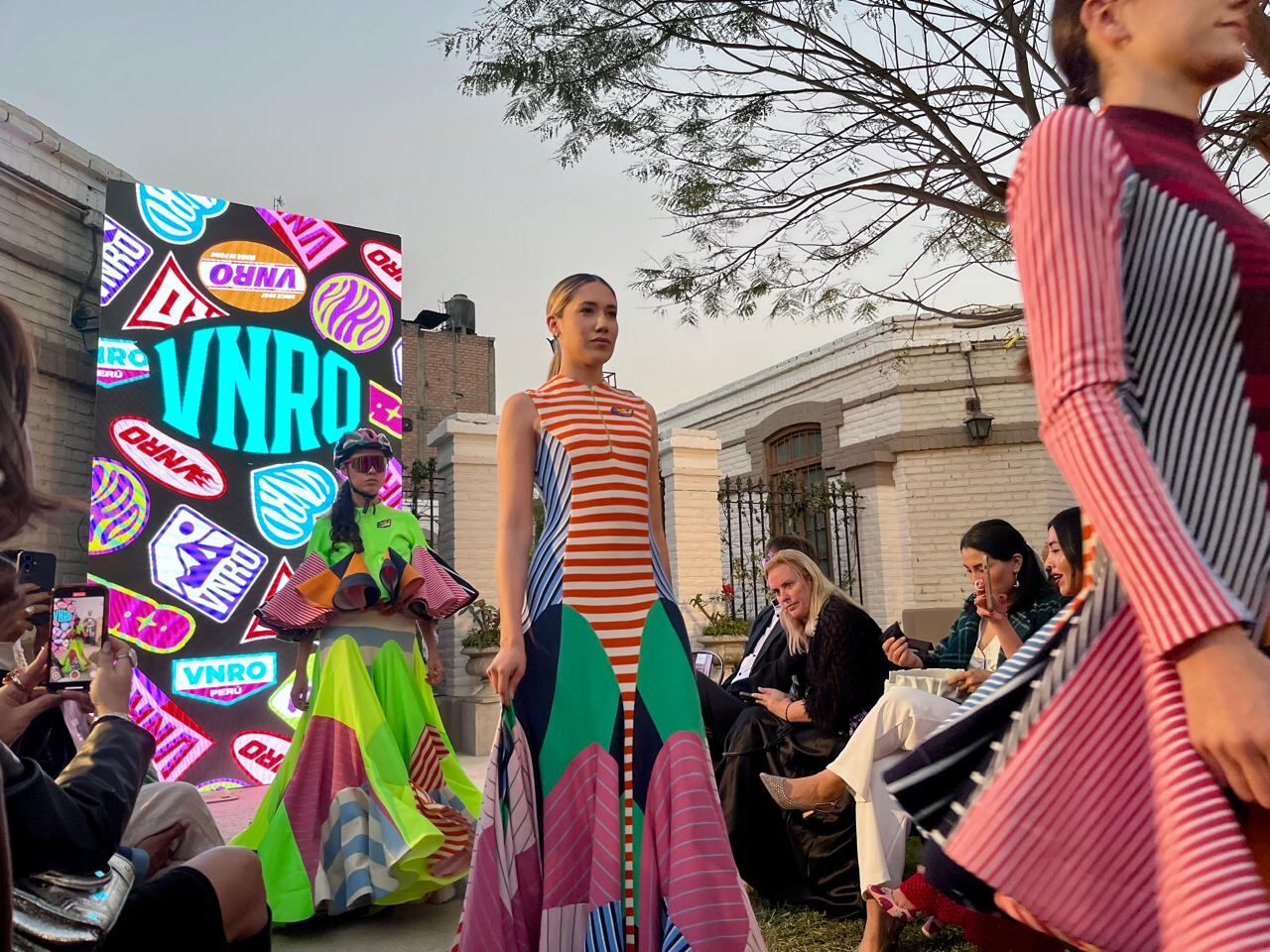 La colección de Venero fue una de las más esperadas, y sin duda, la explosión de colores tuvo todo el protagonismo. Foto: K. Gines.