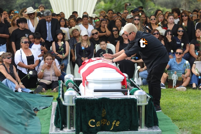 Ataúd con los restos de Manolo Rojas fue cubierto con la bandera nacional y una camiseta de Unión Huaral. (Fotos: Antonio Melgarejo/ @photo.gec)