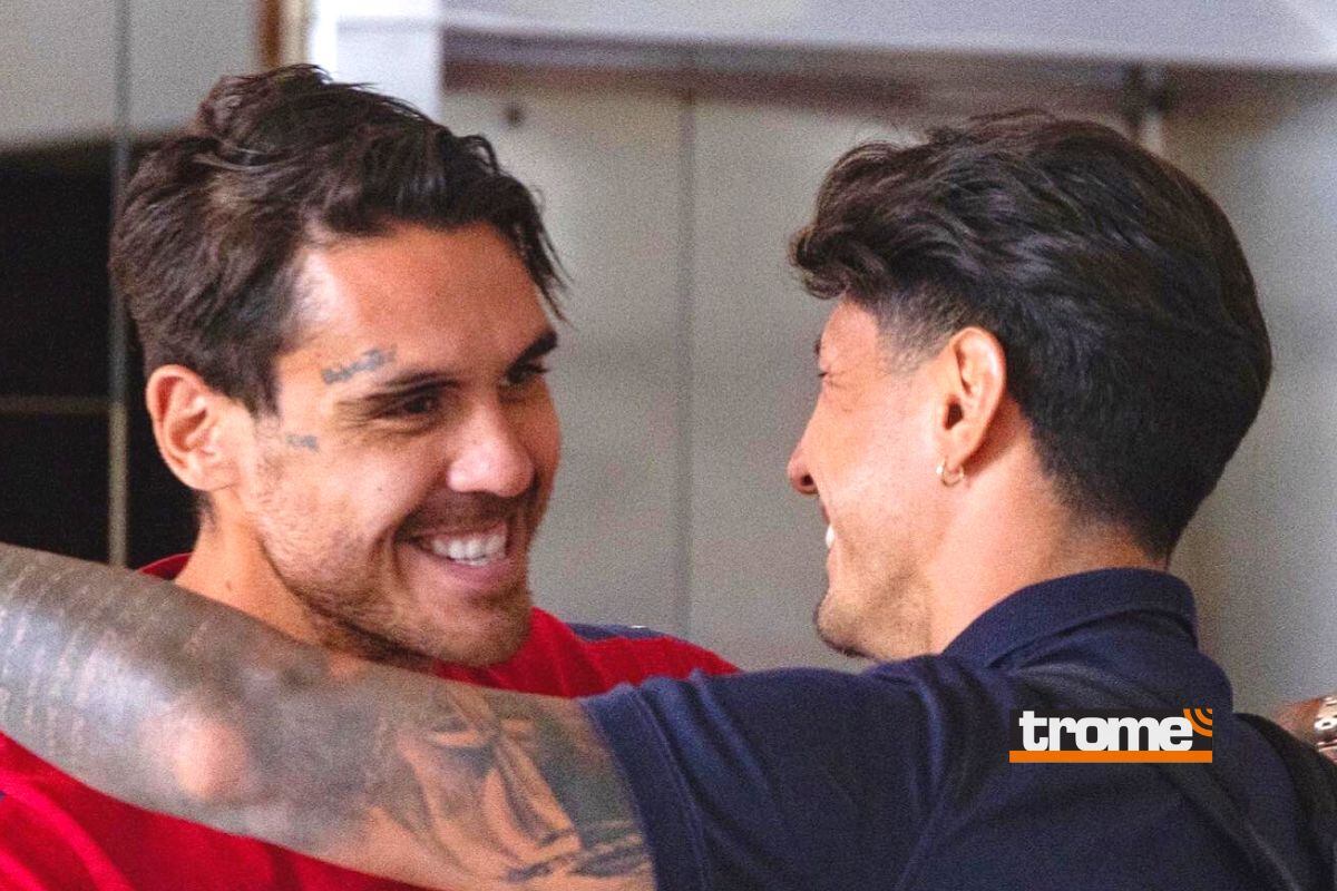 Gianluca Lapadula es recibido por sus nuevos compañeros y DT (Foo: @cagliaricalcio)