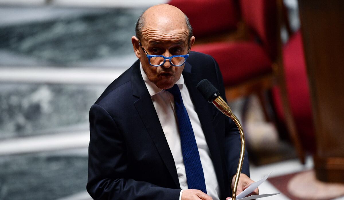 El Ministro de Asuntos Exteriores francés, Jean-Yves Le Drian, habla durante una sesión de preguntas al Gobierno en la Asamblea Nacional Francesa en París. (Foto: AFP/Christophe ARCHAMBAULT)
