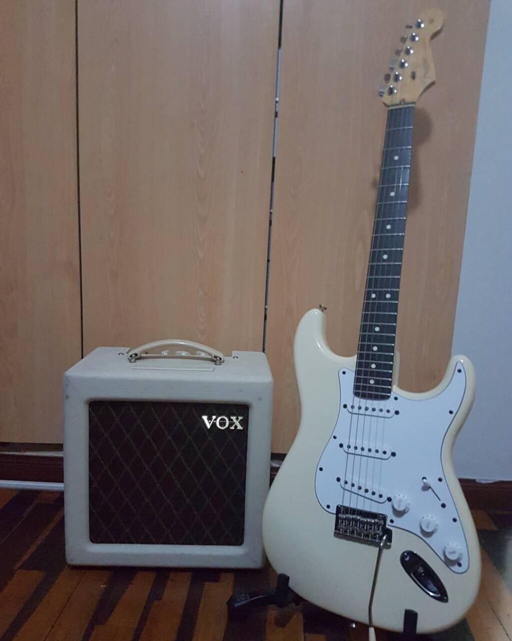 Abraham Palomino, conocido compositor y productor musical, que estaba próximo a sacar su disco, fue objeto de robo de instrumentos musicales, dinero y otras especies de valor de su departamento.