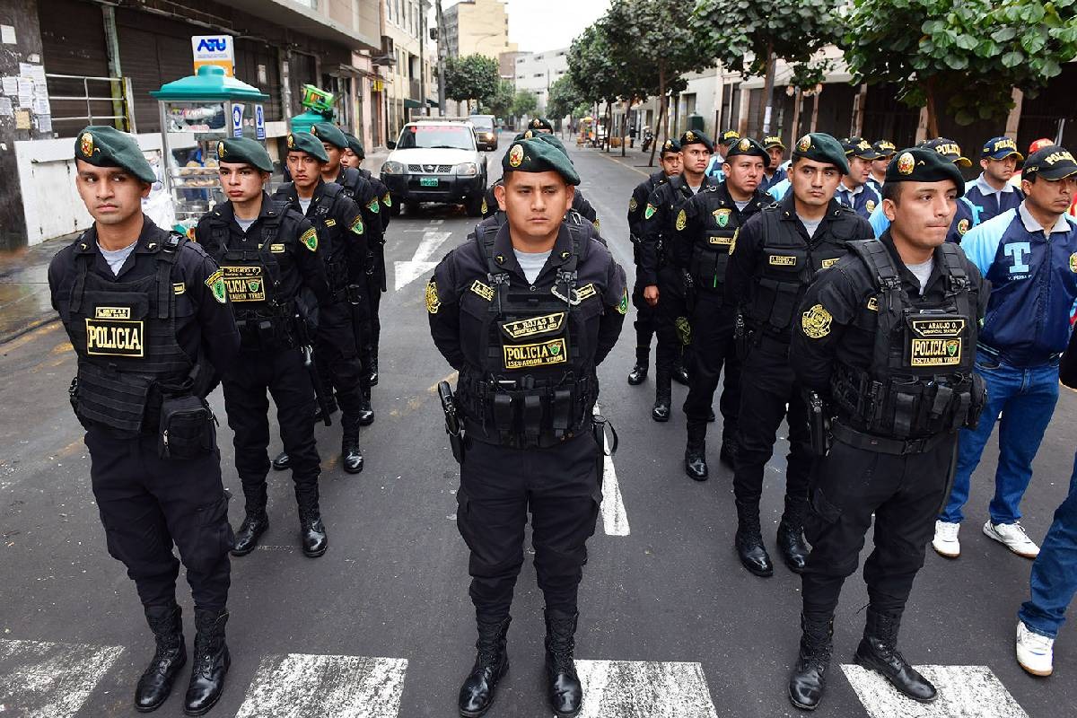 El fotógrafo Gary da valiosas recomendaciones para que la Policía pueda afrontar a la delincuencia. Foto: Difusión