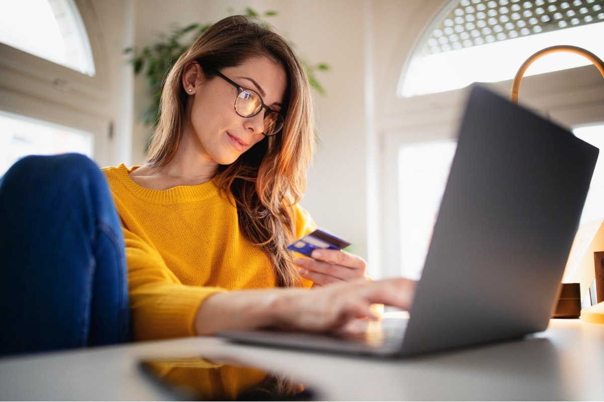 Antes de 'entusiasmarte' por este día, haz una lista de las cosas que realmente necesitas comprar. Así evitarás compras innecesarias y endeudarte. Foto: Istock.