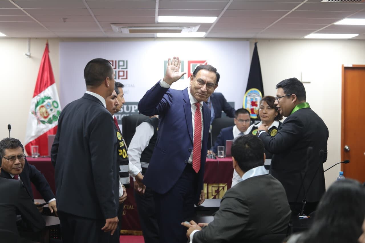 Martín Vizcarra cuando es escoltado por policías tras recibir condena de 14 años de prisión. (Foto: Antonio Melgarejo / @photo.gec)