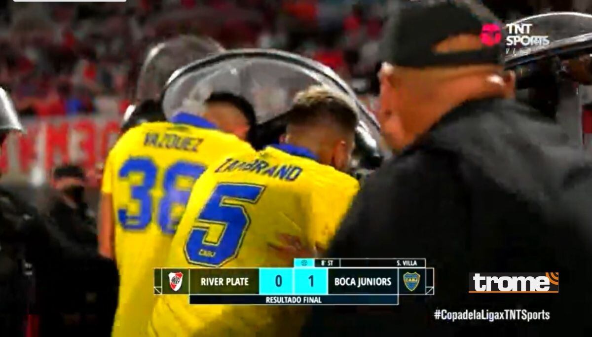 Carlos Zambrano sale de la cancha de River Plate entre botellazos (@TNTsports)